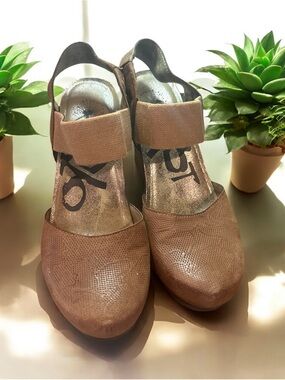 OTBT Women's Tan Elastic-Strap Wedge Pumps